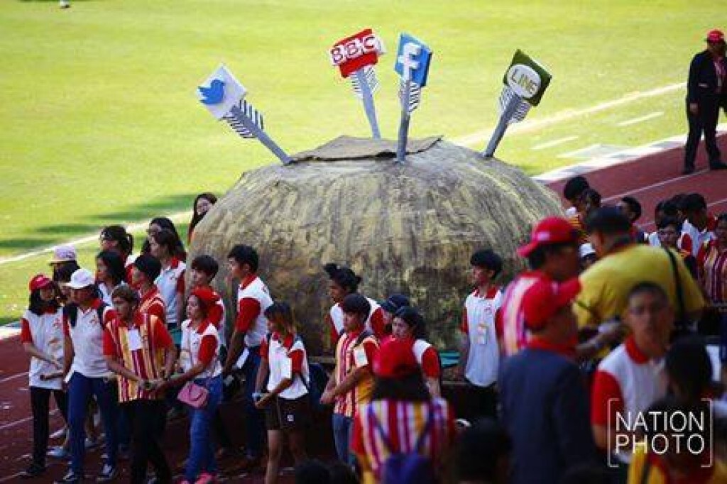 ภาพชุดที่ 2 ขบวนพาเหรดล้อการเมืองฟุตบอลประเพณี ม.ธ - จุฬาฯ