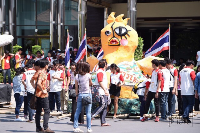 งานบอล มธ. - จุฬาฯ คึกคัก จนท.ยึดป้ายผ้าขบวนล้อการเมือง 1 ผืน เหตุมีคำว่า คสช.