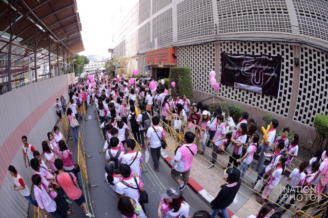 งานบอล มธ. - จุฬาฯ คึกคัก จนท.ยึดป้ายผ้าขบวนล้อการเมือง 1 ผืน เหตุมีคำว่า คสช.