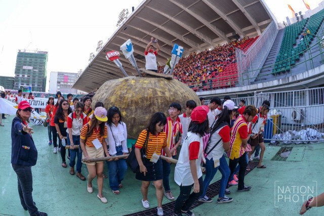 ภาพชุดที่ 3 ขบวนพาเหรดล้อการเมืองฟุตบอลประเพณี ม.ธ - จุฬาฯ