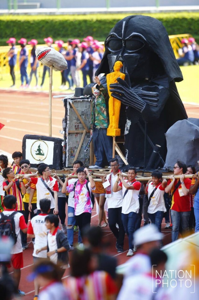 ภาพชุดที่ 2 ขบวนพาเหรดล้อการเมืองฟุตบอลประเพณี ม.ธ - จุฬาฯ