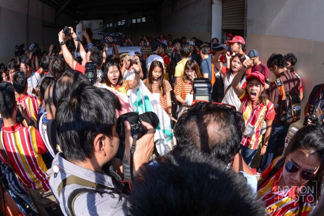 เจ้าหน้าที่ปิดประตูรั้วเพื่อขอตรวจหุ่นอีเจี๊ยบเลียบด่วน
