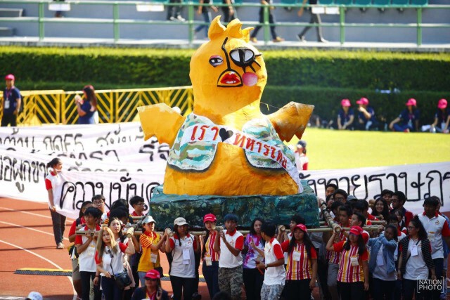 ภาพชุดที่ 2 ขบวนพาเหรดล้อการเมืองฟุตบอลประเพณี ม.ธ - จุฬาฯ