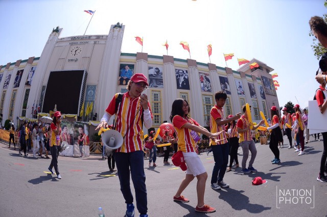 งานบอล มธ. - จุฬาฯ คึกคัก จนท.ยึดป้ายผ้าขบวนล้อการเมือง 1 ผืน เหตุมีคำว่า คสช.