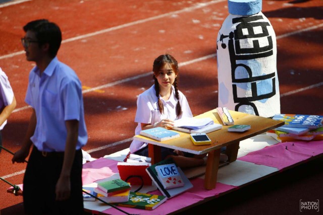 ภาพชุดที่ 1 ขบวนพาเหรดล้อการเมืองฟุตบอลประเพณี ม.ธ - จุฬาฯ