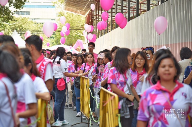 งานบอล มธ. - จุฬาฯ คึกคัก จนท.ยึดป้ายผ้าขบวนล้อการเมือง 1 ผืน เหตุมีคำว่า คสช.