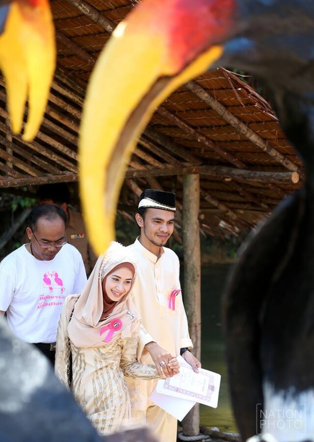 คู่รักไทยพุทธ - มุสลิม ร่วมจดทะเบียนสมรส ณ โครงการรวบรวมพันธุ์ไม้ดอกไม้ประดับป่าภาคใต้  จ.นราธิวาส