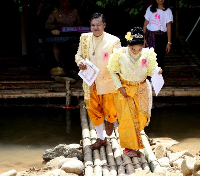 คู่รักไทยพุทธ - มุสลิม ร่วมจดทะเบียนสมรส ณ โครงการรวบรวมพันธุ์ไม้ดอกไม้ประดับป่าภาคใต้  จ.นราธิวาส