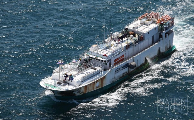 ภาพชุด เรือหลวงแกลง เข้าควบคุมเรือประมงเบ็ดราว 2 ลำ  มีพฤติกรรมทำประมงผิดกฎหมาย