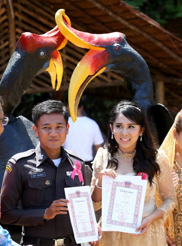 คู่รักไทยพุทธ - มุสลิม ร่วมจดทะเบียนสมรส ณ โครงการรวบรวมพันธุ์ไม้ดอกไม้ประดับป่าภาคใต้  จ.นราธิวาส