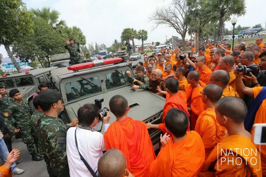 ภาพชุดเหตุชุลมุน"พระสงฆ์-ทหาร" ลานหน้าองค์พระพุทธมณฑล ภาพชุดเหตุชุลมุน"พระสงฆ์-ทหาร" ลานหน้าองค์พระพุทธมณฑล