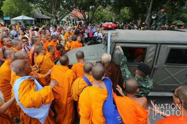 ภาพชุดเหตุชุลมุน"พระสงฆ์-ทหาร" ลานหน้าองค์พระพุทธมณฑล