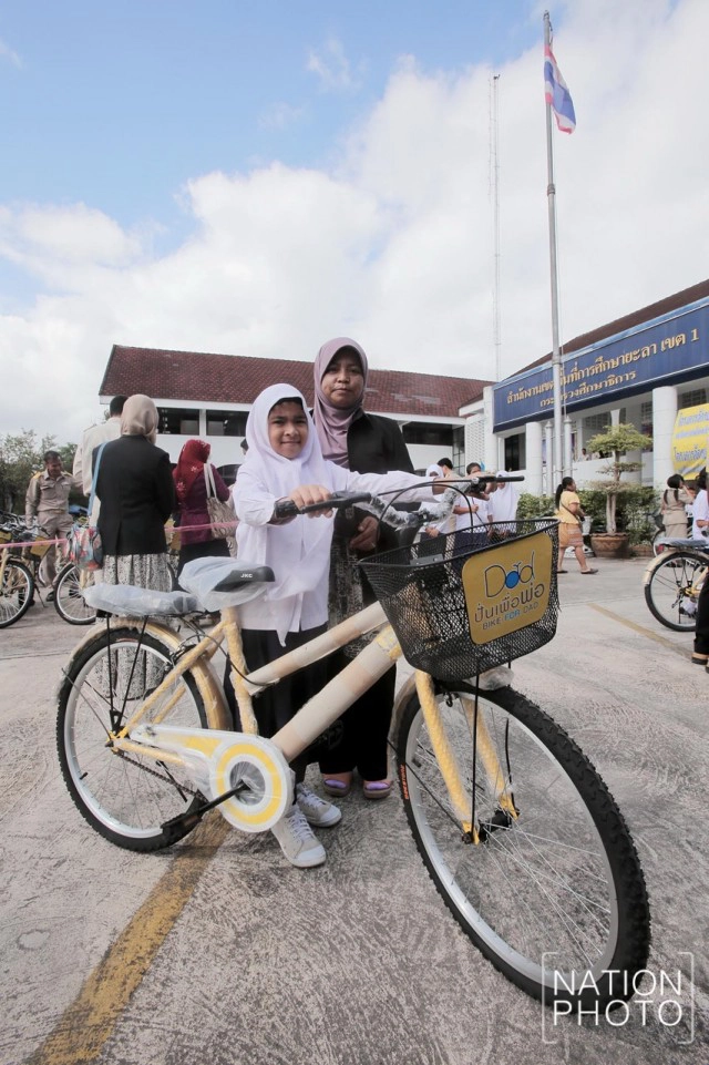 สมเด็จพระบรมฯ พระราชทานจักรยาน ให้เด็กนักเรียนในยะลา