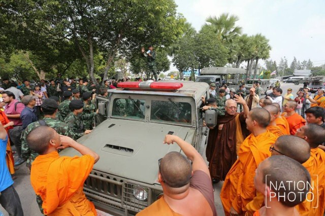 ภาพชุดเหตุชุลมุน"พระสงฆ์-ทหาร" ลานหน้าองค์พระพุทธมณฑล