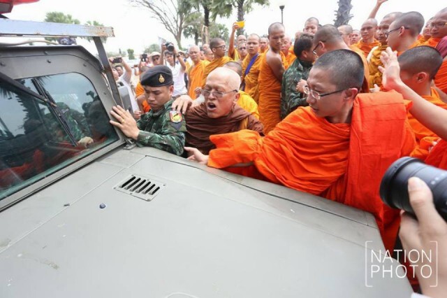 ภาพชุดเหตุชุลมุน"พระสงฆ์-ทหาร" ลานหน้าองค์พระพุทธมณฑล