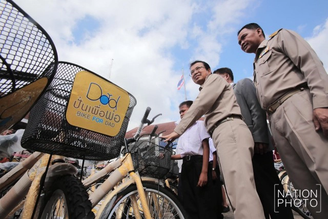 สมเด็จพระบรมฯ พระราชทานจักรยาน ให้เด็กนักเรียนในยะลา