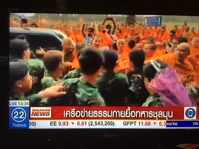 คลิปพระล็อคคอทหาร ก่อนยื้อกันชุลมุน