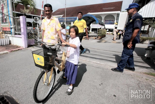 สมเด็จพระบรมฯ พระราชทานจักรยาน ให้เด็กนักเรียนในยะลา