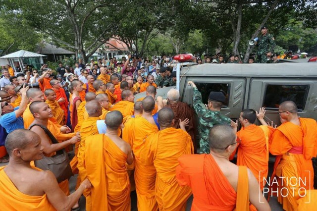 ภาพชุดเหตุชุลมุน"พระสงฆ์-ทหาร" ลานหน้าองค์พระพุทธมณฑล