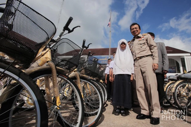สมเด็จพระบรมฯ พระราชทานจักรยาน ให้เด็กนักเรียนในยะลา