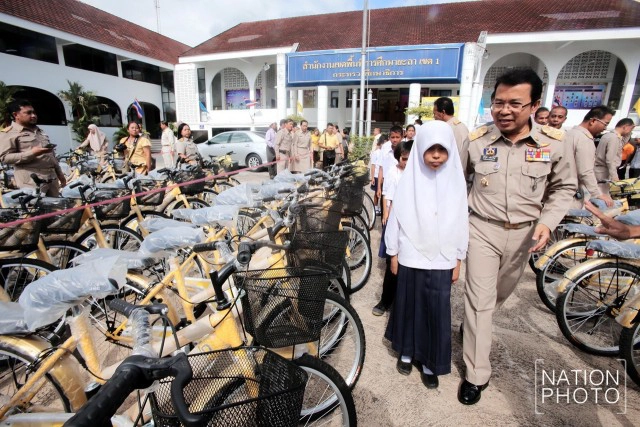 สมเด็จพระบรมฯ พระราชทานจักรยาน ให้เด็กนักเรียนในยะลา
