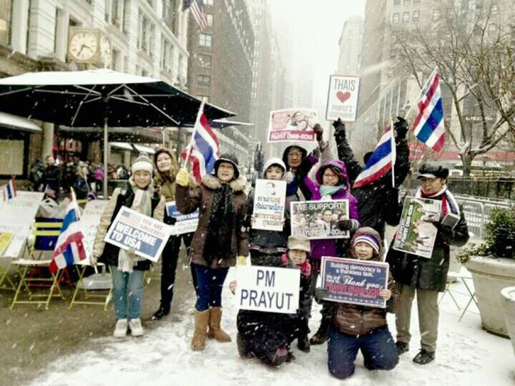 ภาพชุด "คนไทย" ในนิวยอร์ค ฝ่าหิมะต้านหนาว ชูป้ายต้อนรับ"ลุงตู่" ภาพชุด "คนไทย" ในนิวยอร์ค ฝ่าหิมะต้านหนาว ชูป้ายต้อนรับ"ลุงตู่"