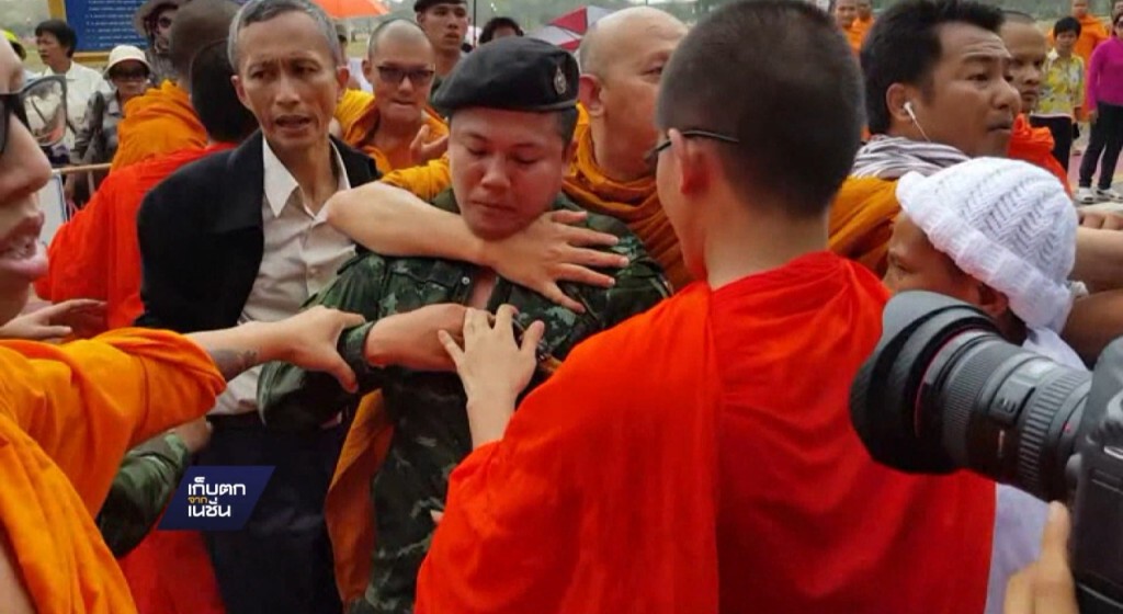 "พระพุทธอิสระ" แจ้งความพระล็อกคอทหาร