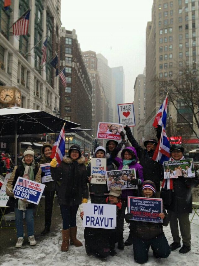ภาพชุด "คนไทย" ในนิวยอร์ค  ฝ่าหิมะต้านหนาว ชูป้ายต้อนรับ"ลุงตู่"