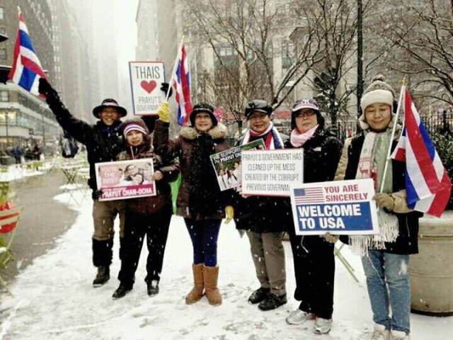 ภาพชุด "คนไทย" ในนิวยอร์ค  ฝ่าหิมะต้านหนาว ชูป้ายต้อนรับ"ลุงตู่"