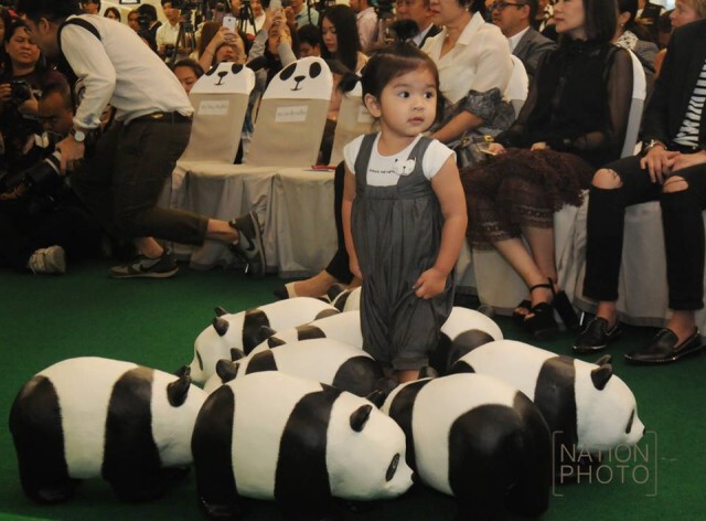 ภาพชุดสุดน่ารัก... "แม่โบว์-น้องมะลิ" ท่ามกลางเหล่าแพนด้า