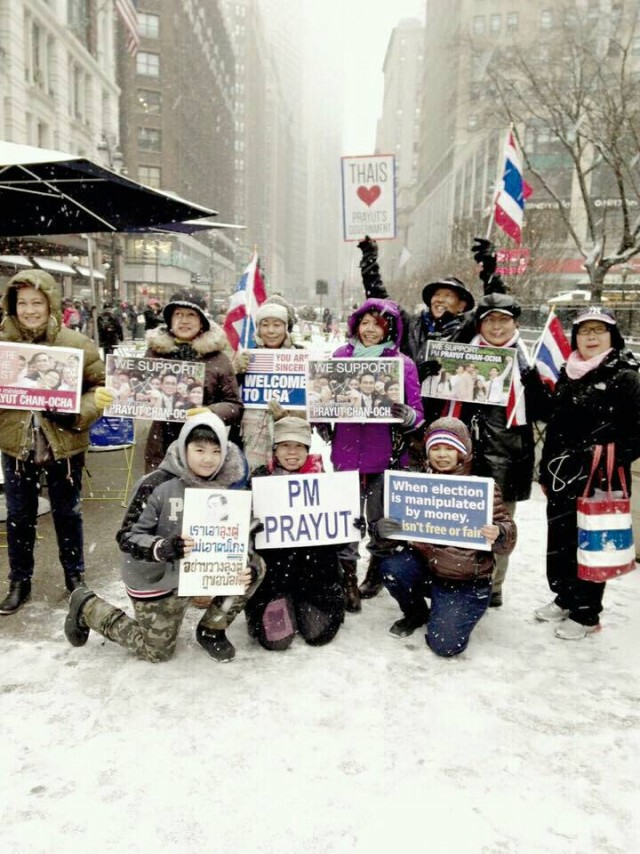 ภาพชุด "คนไทย" ในนิวยอร์ค  ฝ่าหิมะต้านหนาว ชูป้ายต้อนรับ"ลุงตู่"