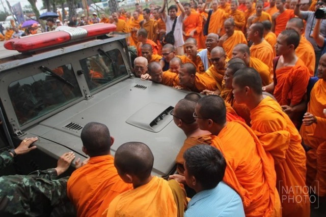 พลิกปูม "พระเมธีธรรมาจารย์" เบื้องหลังม็อบพระปะทะทหาร