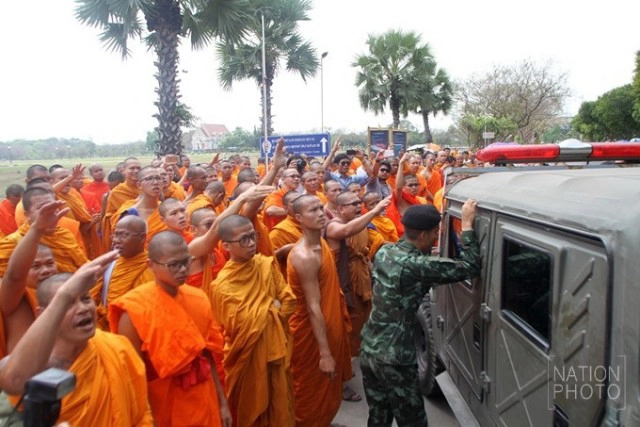 ลำดับเหตุการณ์ม็อบพระปะทะทหาร 
ก่อนยื่น 5 ข้อ จี้รัฐ ชูตั้งสังฆราช - บรรจุพุทธในรธน.