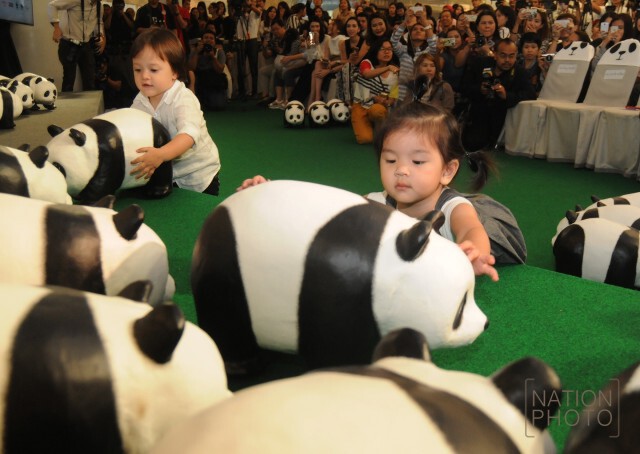 ภาพชุดสุดน่ารัก... "แม่โบว์-น้องมะลิ" ท่ามกลางเหล่าแพนด้า