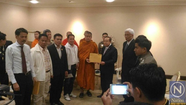 พลิกปูม "พระเมธีธรรมาจารย์" เบื้องหลังม็อบพระปะทะทหาร