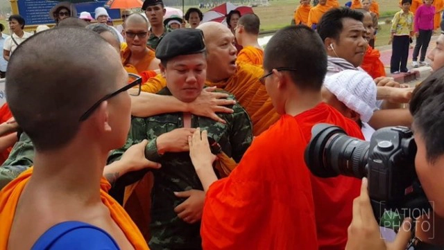 ลำดับเหตุการณ์ม็อบพระปะทะทหาร 
ก่อนยื่น 5 ข้อ จี้รัฐ ชูตั้งสังฆราช - บรรจุพุทธในรธน.