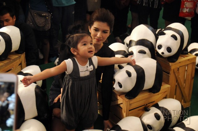 ภาพชุดสุดน่ารัก... "แม่โบว์-น้องมะลิ" ท่ามกลางเหล่าแพนด้า