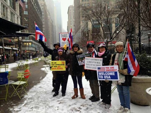 ภาพชุด "คนไทย" ในนิวยอร์ค  ฝ่าหิมะต้านหนาว ชูป้ายต้อนรับ"ลุงตู่"