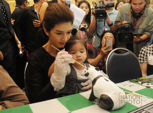 ภาพชุดสุดน่ารัก... "แม่โบว์-น้องมะลิ" ท่ามกลางเหล่าแพนด้า
