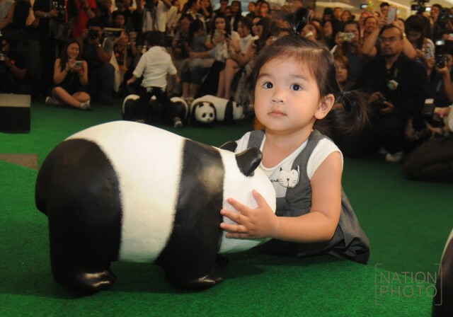 ภาพชุดสุดน่ารัก... "แม่โบว์-น้องมะลิ" ท่ามกลางเหล่าแพนด้า