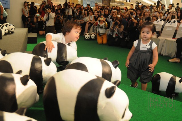 ภาพชุดสุดน่ารัก... "แม่โบว์-น้องมะลิ" ท่ามกลางเหล่าแพนด้า