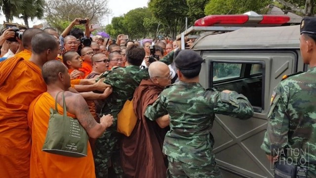 ลำดับเหตุการณ์ม็อบพระปะทะทหาร 
ก่อนยื่น 5 ข้อ จี้รัฐ ชูตั้งสังฆราช - บรรจุพุทธในรธน.