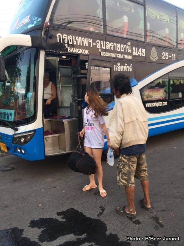 ชาวเน็ตชื่นชม! สาวไทยใจงาม ช่วยลุงพเนจรไร้เงินจนต้องกินน้ำคลอง