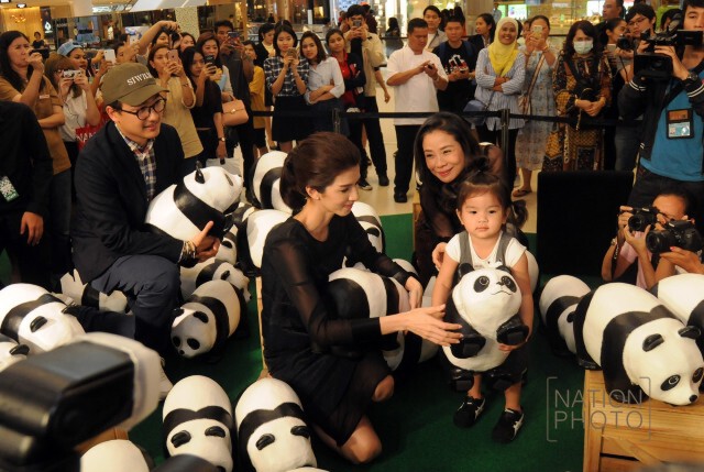 ภาพชุดสุดน่ารัก... "แม่โบว์-น้องมะลิ" ท่ามกลางเหล่าแพนด้า