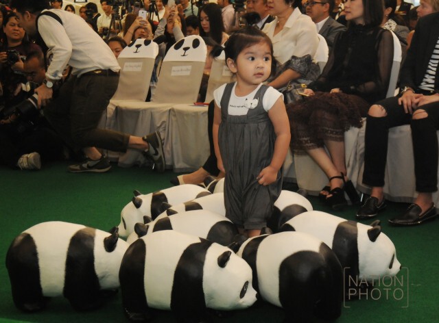 ภาพชุดสุดน่ารัก... "แม่โบว์-น้องมะลิ" ท่ามกลางเหล่าแพนด้า