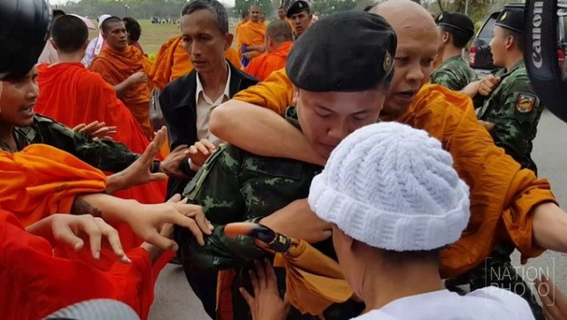 ลำดับเหตุการณ์ม็อบพระปะทะทหาร 
ก่อนยื่น 5 ข้อ จี้รัฐ ชูตั้งสังฆราช - บรรจุพุทธในรธน.