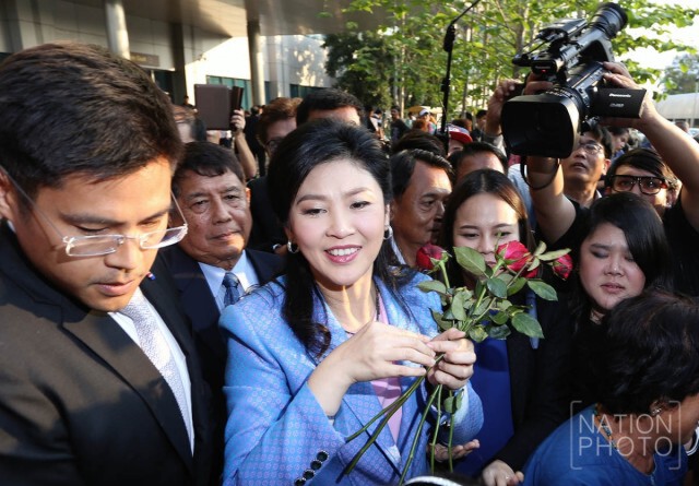 มวลชนให้กำลังใจแน่น  "ยิ่งลักษณ์" ขึ้นศาลสู้คดีจำนำข้าวนัด 2
