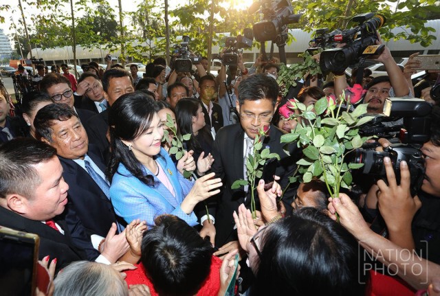 มวลชนให้กำลังใจแน่น  "ยิ่งลักษณ์" ขึ้นศาลสู้คดีจำนำข้าวนัด 2