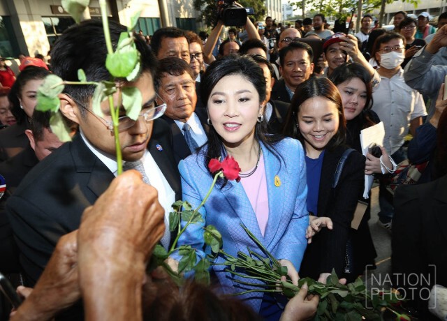 มวลชนให้กำลังใจแน่น  "ยิ่งลักษณ์" ขึ้นศาลสู้คดีจำนำข้าวนัด 2