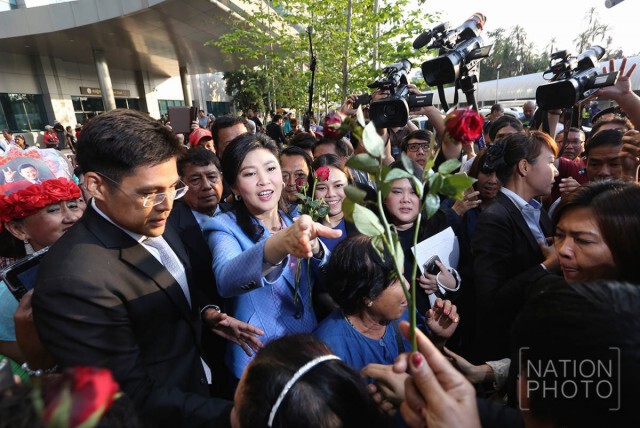 มวลชนให้กำลังใจแน่น  "ยิ่งลักษณ์" ขึ้นศาลสู้คดีจำนำข้าวนัด 2